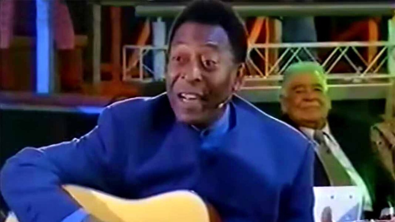 Pelé interpretó la canción en el programa de a Maradona.