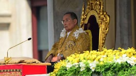 1. Bhumibol Adulyadej, rey de Tailandia. Ha sido el reinado más largo en la historia de ese país. Su fortuna se estimó en 30.000 millones de dólares por la revista Forbes y Business Spectator. Foto: AP.