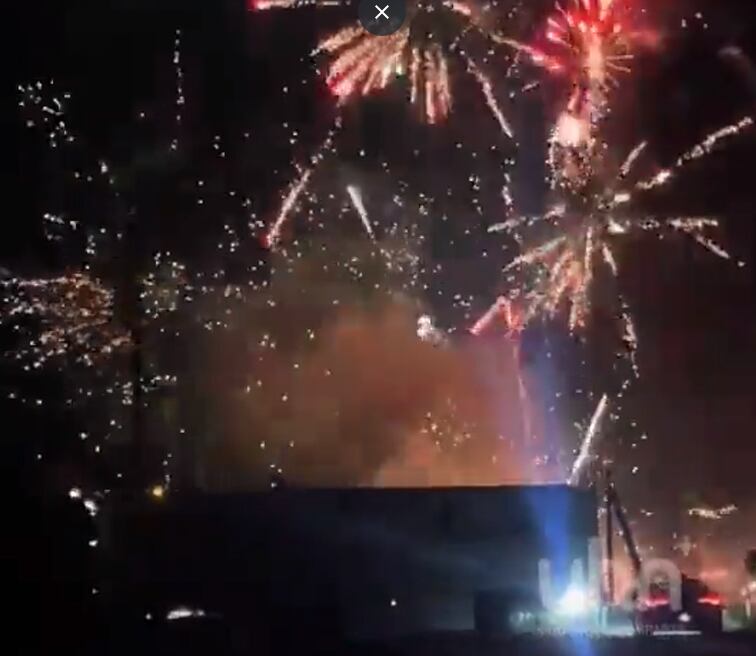 Camión cargado con juegos pirotécnicos explotó en plena carretera y provocó un espectáculo sin igual.