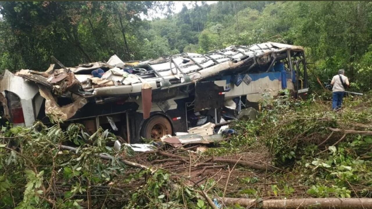 Accidente de un bus en Brasil deja 21 heridos y 10 muertos.