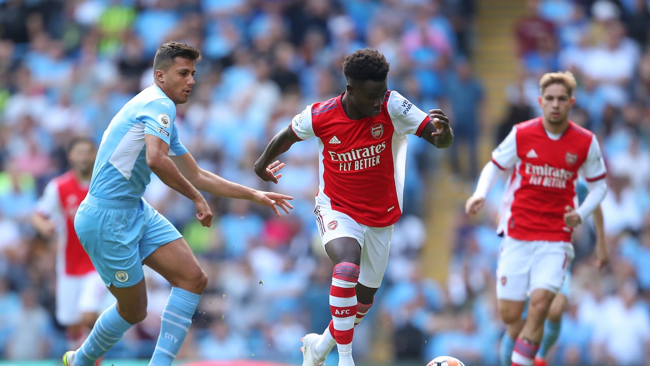 MANCHESTER, ENGLAND - AUGUST 28: Rodri of Manchester City and Bukayo Saka of Arsenal during the Premier League match between Manchester City and Arsenal at Etihad Stadium on August 28, 2021 in Manchester, England. (Photo by Robbie Jay Barratt - AMA/Getty Images)