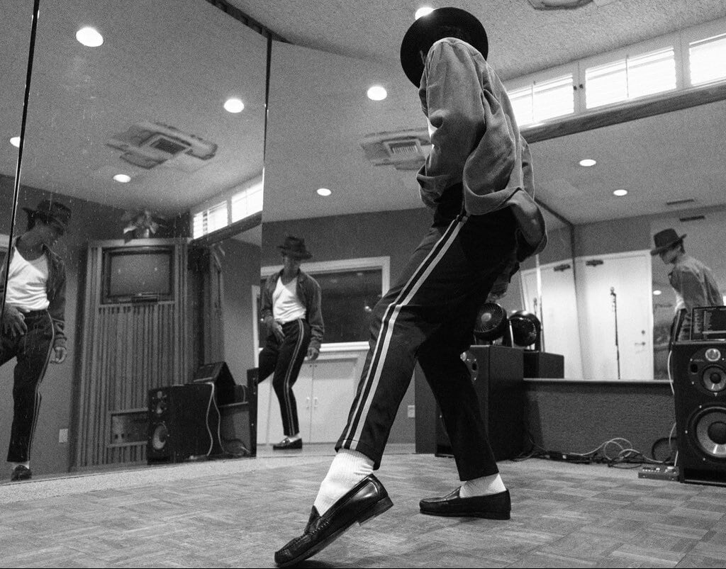 Jaafar Jackson interpretando el famoso baile de Billie Jean.