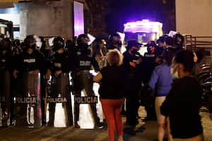 Familiares de reclusos esperan noticias fuera de la penitenciaría Litoral luego de un motín, en Guayaquil, Ecuador, el martes 28 de septiembre de 2021. (AP Foto/Angel DeJesus)