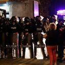 Familiares de reclusos esperan noticias fuera de la penitenciaría Litoral luego de un motín, en Guayaquil, Ecuador, el martes 28 de septiembre de 2021. (AP Foto/Angel DeJesus)