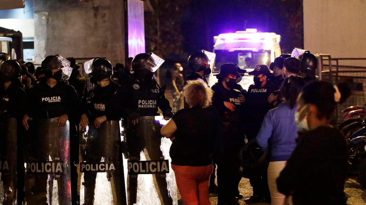 Familiares de reclusos esperan noticias fuera de la penitenciaría Litoral luego de un motín, en Guayaquil, Ecuador, el martes 28 de septiembre de 2021. (AP Foto/Angel DeJesus)