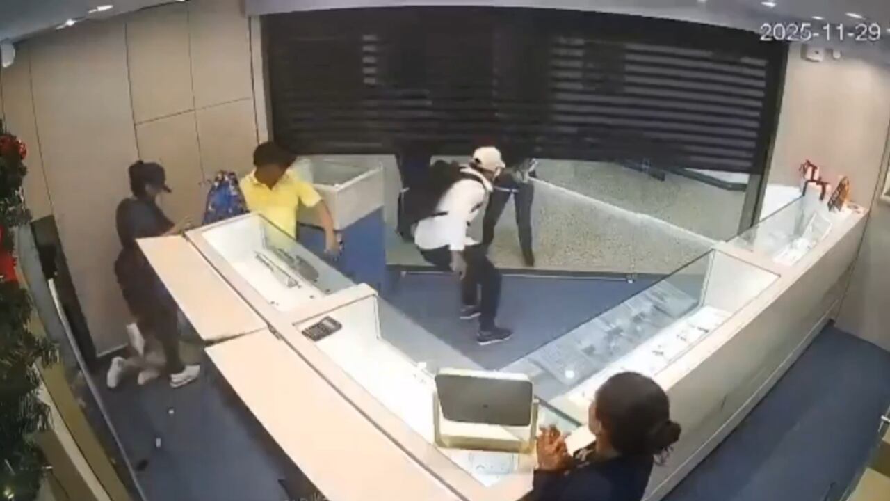 Este es el momento en el que los delincuentes intentaron huir de la joyería.