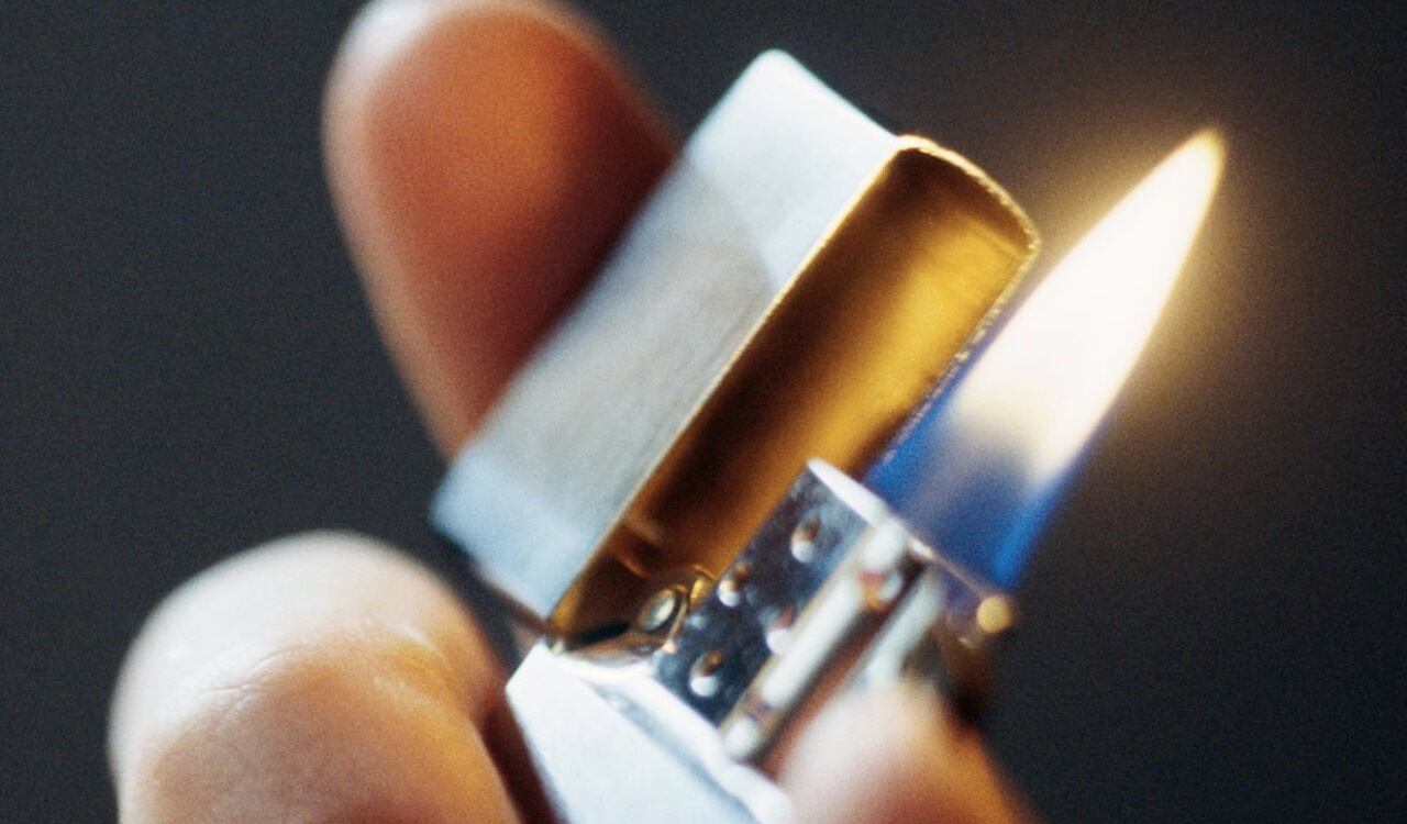 El asesino le lanzó un encendedor cuando ya le había rociado en todo el cuerpo gasolina a su expareja (imagen de referencia)