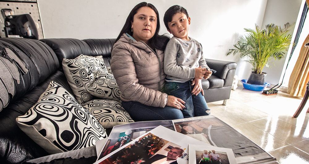 Al cierre de esta edición, más de 26.200 familias colombianas sufrieron la muerte de un ser querido por el virus. Leyla Vargas perdió a su esposo, Jorge Eliécer Vargas, un lotero bogotano que falleció en abril.  