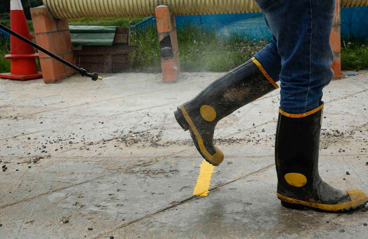 Así ingresan a la construcción, donde tienen lavamanos, alcohol y geles que deben aplicarse constantemente. 