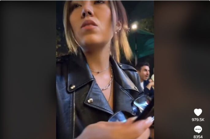 Mujer se molesta luego de conocer que le toca pagar la mitad de la cuenta y la propina, en la primera cita con un chico.