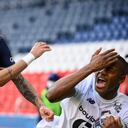 El delantero brasileño del Paris Saint-Germain Neymar (L) pelea con el defensor portugués del Lille Tiago Djalo durante el partido de fútbol francés L1 entre Paris-Saint Germain (PSG) y Lille (LOSC) en el estadio Parc des Princes de París, el 3 de abril de 2021. (Foto de FRANCK FIFE / AFP)