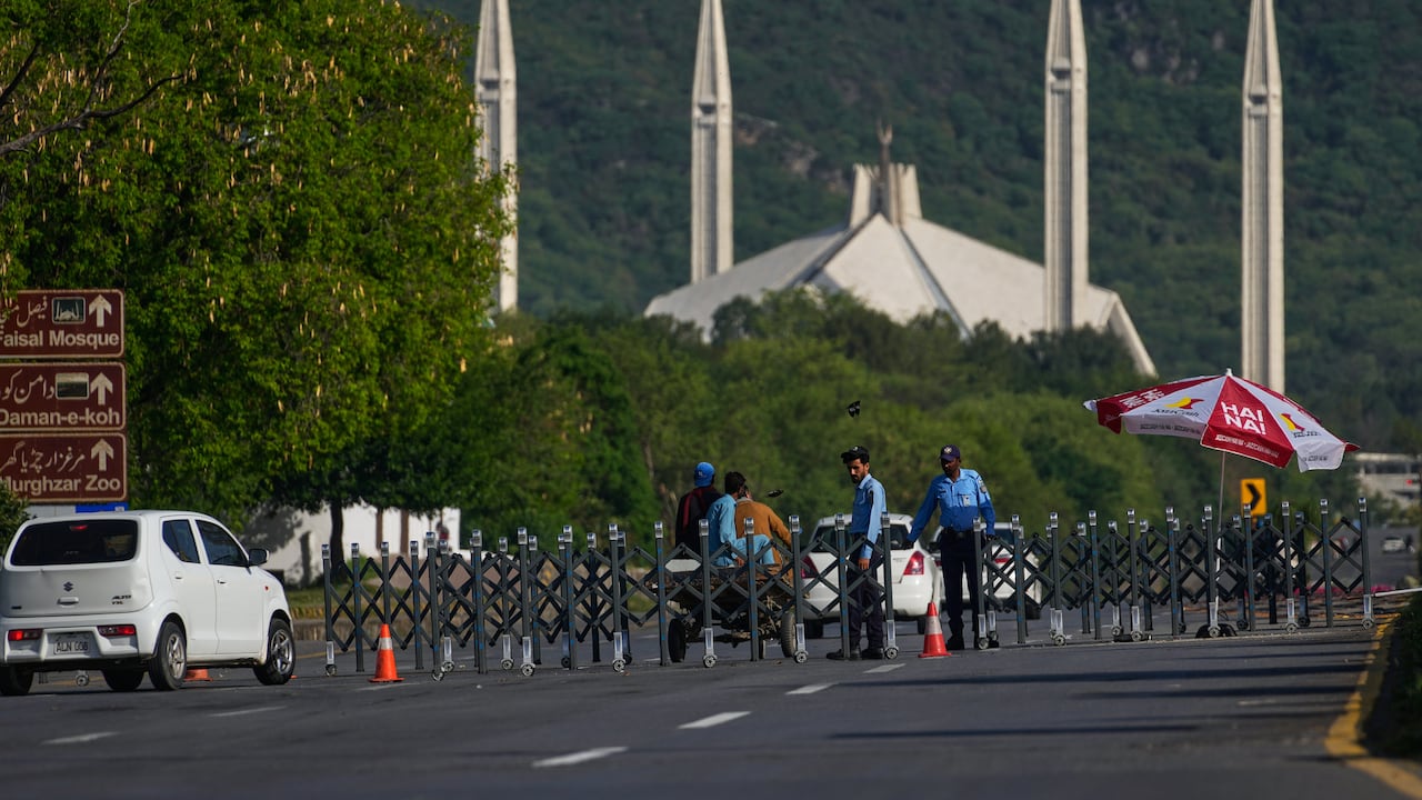 Agentes de policía montan guardia en un puesto de control cerca de la Mezquita Faisal, en medio de las expectativas por las conversaciones entre Estados Unidos e Irán, en Islamabad, Pakistán.
