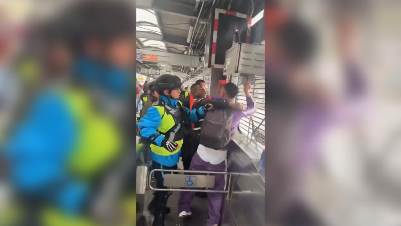 Joven habría intentado agredir a funcionarios de seguridad.