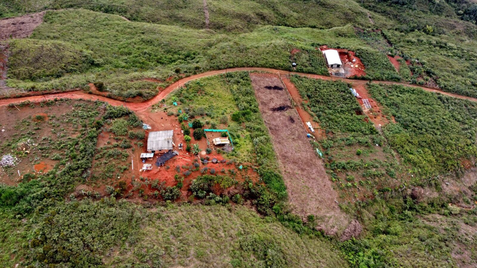 Daño ecológico.   En la parte posterior y la zona más baja del lote de Hamacas, ubicado en el sector de Mónaco, en el corregimiento de Los Andes, se  han realizado trabajos constante de movimiento de tierras para ir acondicionando nuevos lotes para ampliar el ecohotel y para vender a manera de parcelaciones para que los compradores construyan sus viviendas.