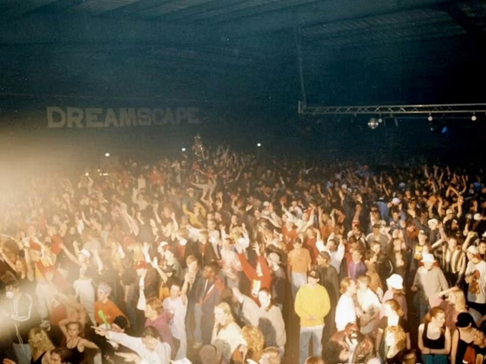 Fiesta rave en el Sanctuary Music Arena de Milton Keynes, en el Reino Unido, en 1994. Altlondon/Wikimedia Commons, CC BY-SA