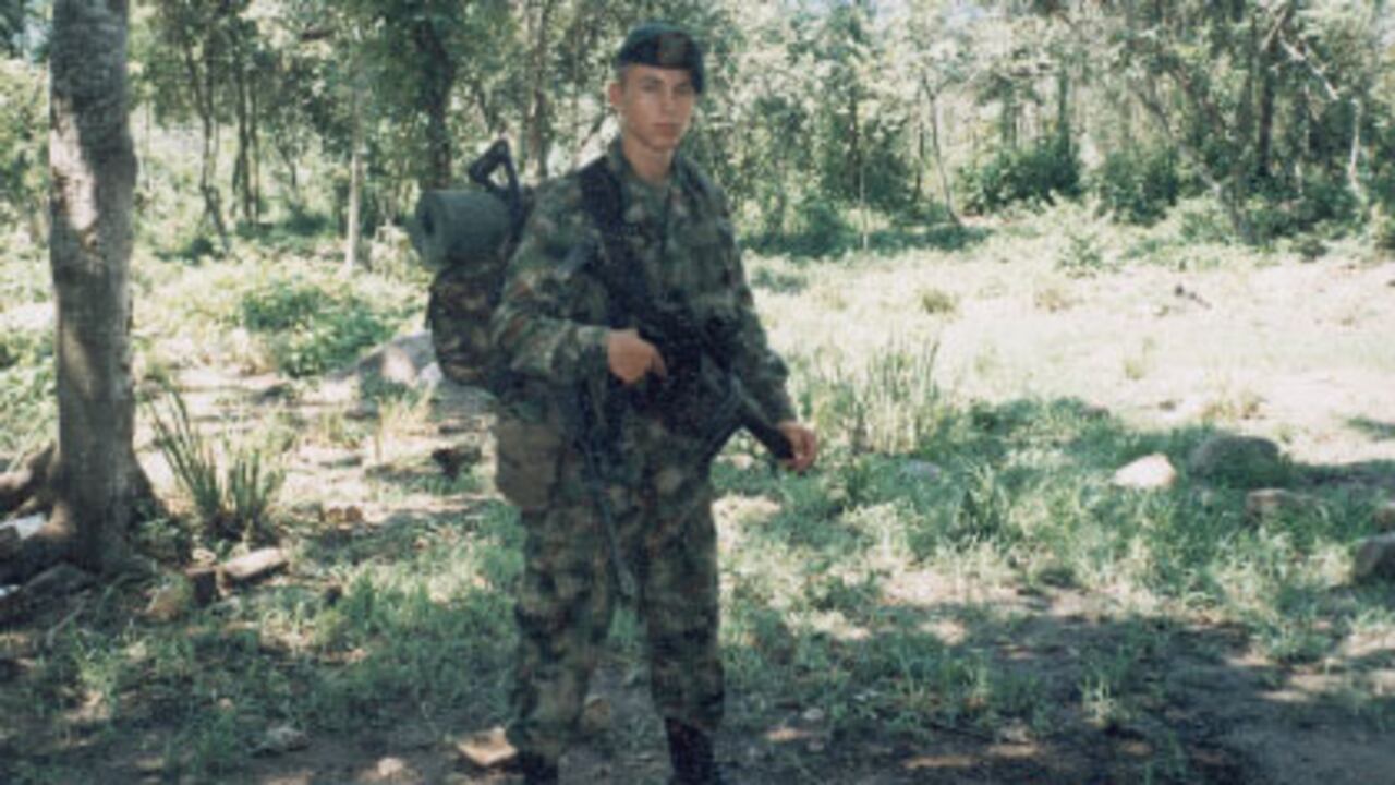 Nadie sabe a ciencia cierta qué tan grave está el soldado Josué Daniel Calvo. Hace 11 meses las Farc lo secuestraron cuando cayó herido en un combate. Ahora los guerrilleros dicen que lo cargan en una hamaca por la selva