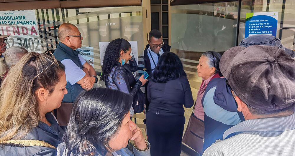    Los pacientes van de farmacia en farmacia en busca de medicamentos cada vez más escasos.