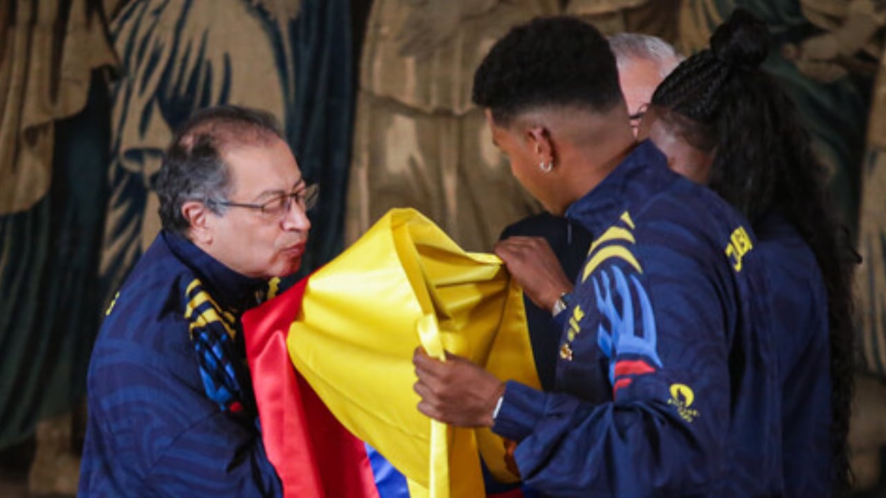 Presidente Petro a punto de dar beso a la bandera de Colombia