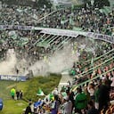 Momento en el que agentes del ESMAD y barristas de Atlético Nacional se enfrentan en la tribuna sur