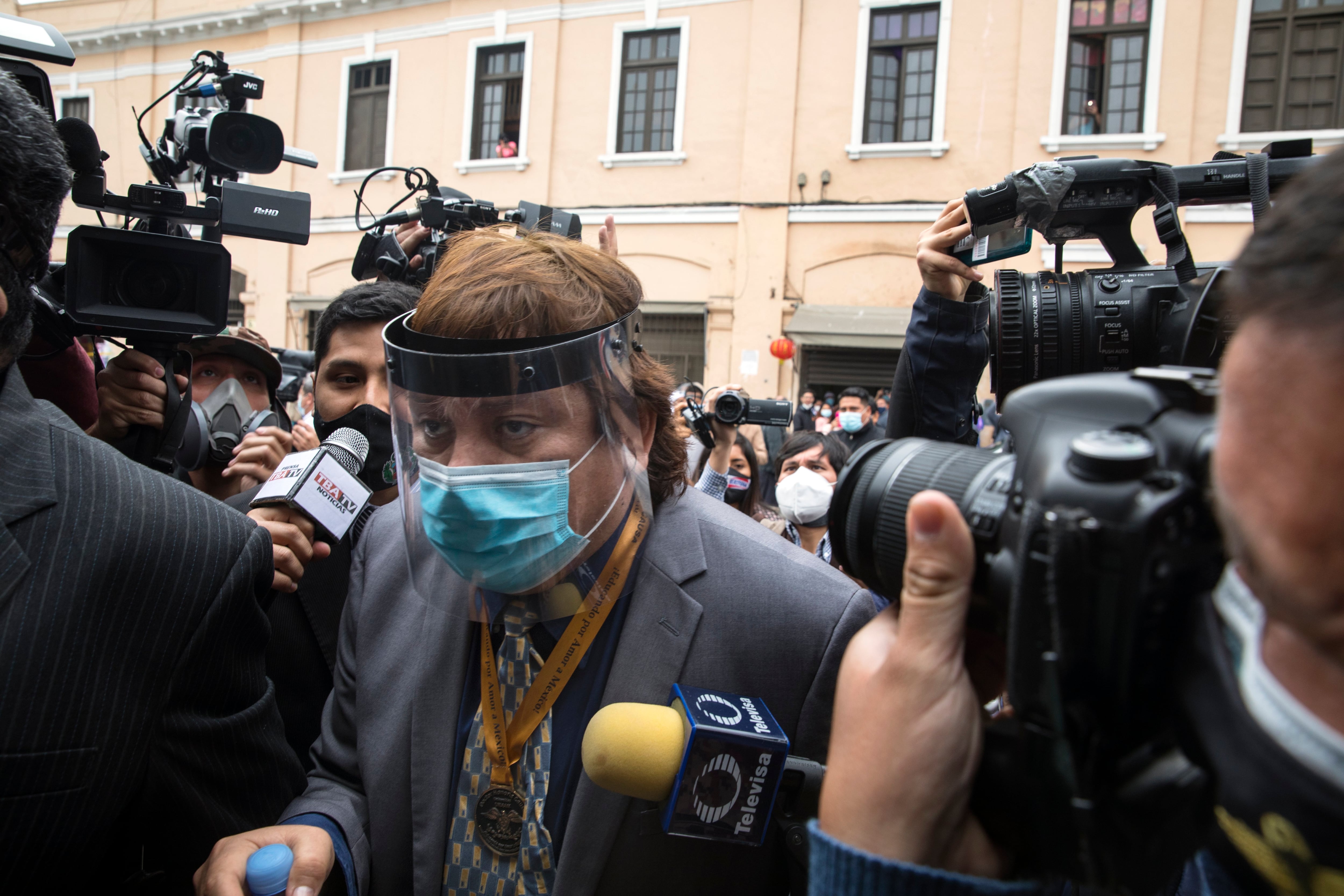 El organizador de eventos Richard Cisneros llega al Congreso para entregar documentos para una investigación que involucra su contratación en el Ministerio de Cultura en Lima, Perú, el viernes 11 de septiembre de 2020. (AP Foto/Rodrigo Abd)