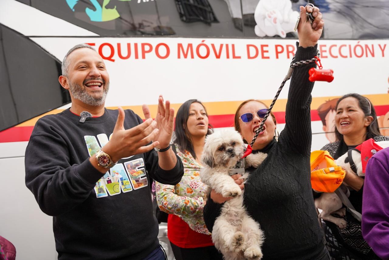 Equipo móvil de bienestar animal en Usme liderado por el alcalde local Dorian de Jesús Coquies Maestre