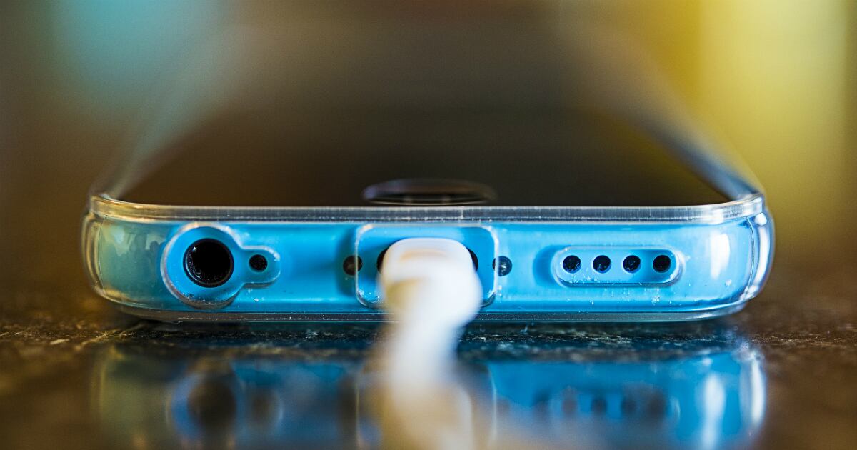 Existen diferentes métodos que pueden dañar la batería del celular. 