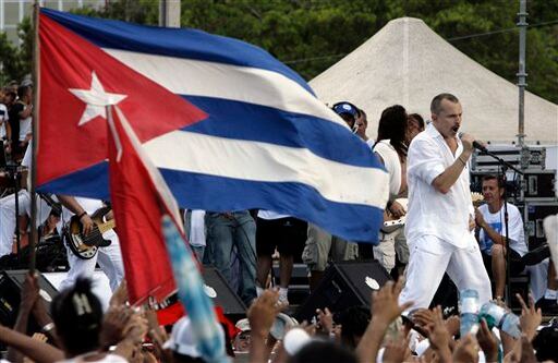 El público cantó las clásicas canciones de Miguel Bosé. 