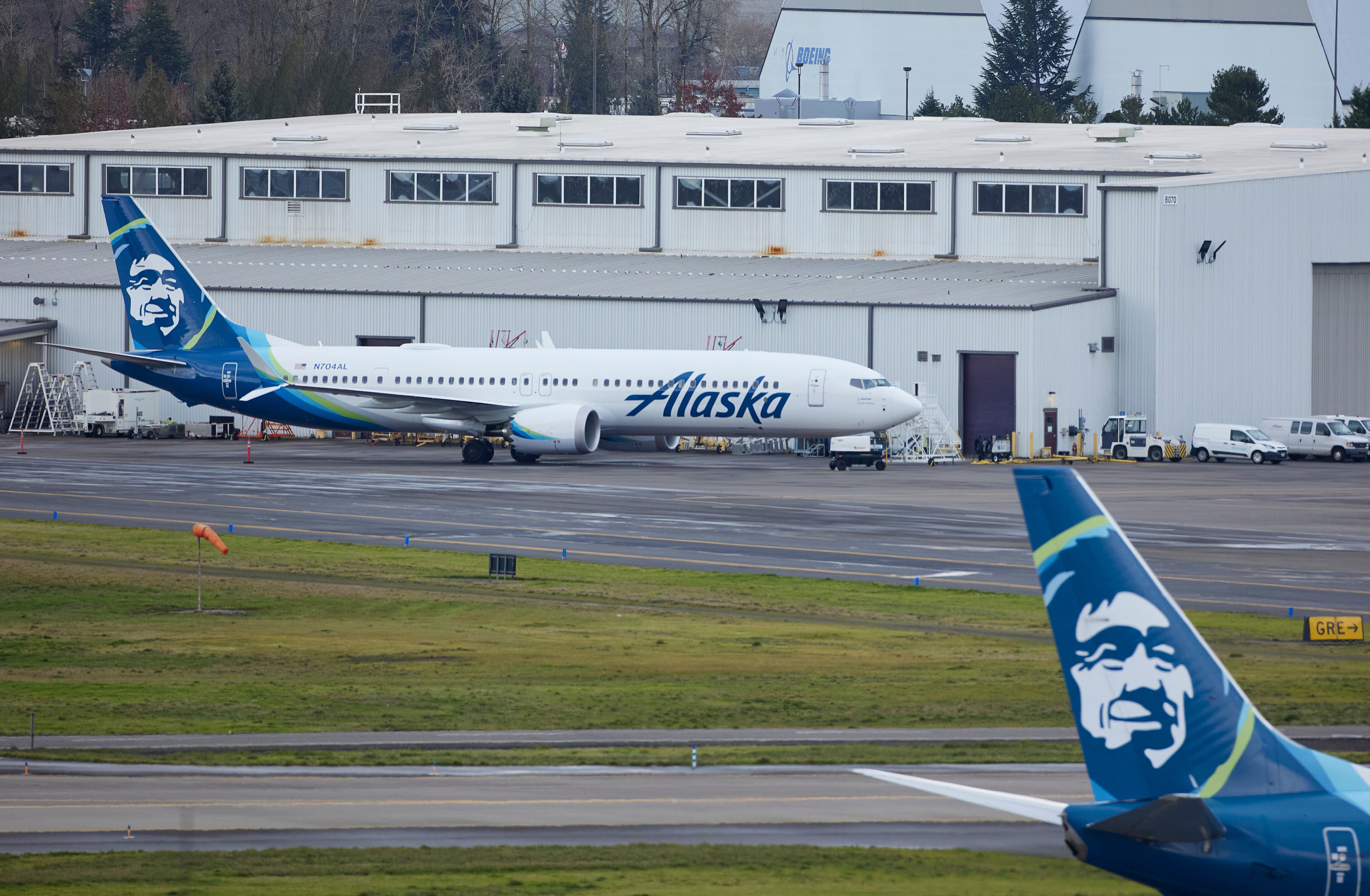 Alaska Airlines N704AL, un 737 Max 9 que realizó un aterrizaje de emergencia en el Aeropuerto Internacional de Portland después de que una parte del fuselaje se rompiera en pleno vuelo el viernes, está estacionado en un hangar de mantenimiento en Portland, Oregon, el sábado 6 de enero de 2024. (Foto AP/Craig Mitchelldyer)