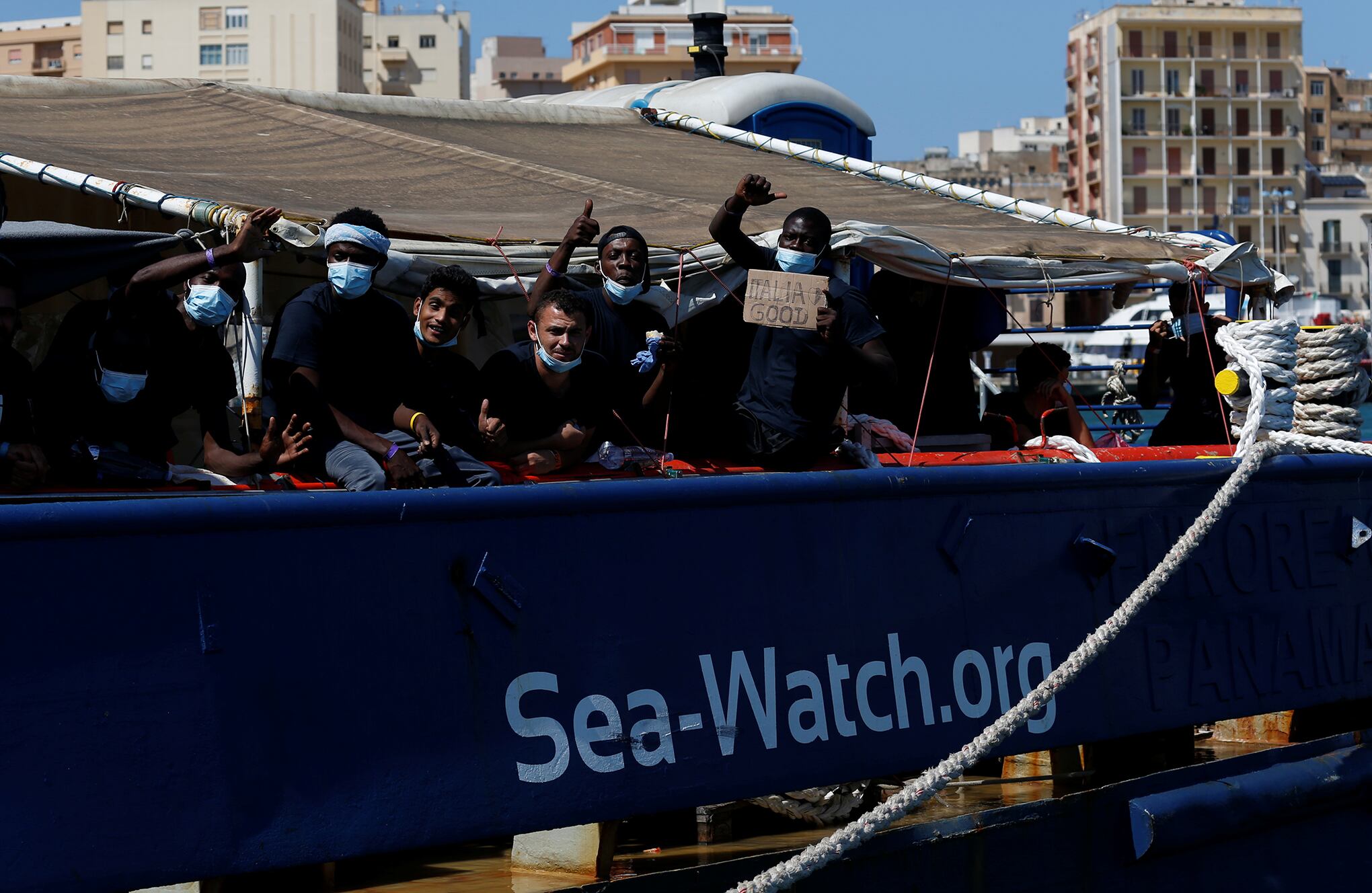 Último grupo de migrantes rescatados desembarque de la nave de rescate migrante Wee-Watch 3 en Sicilia