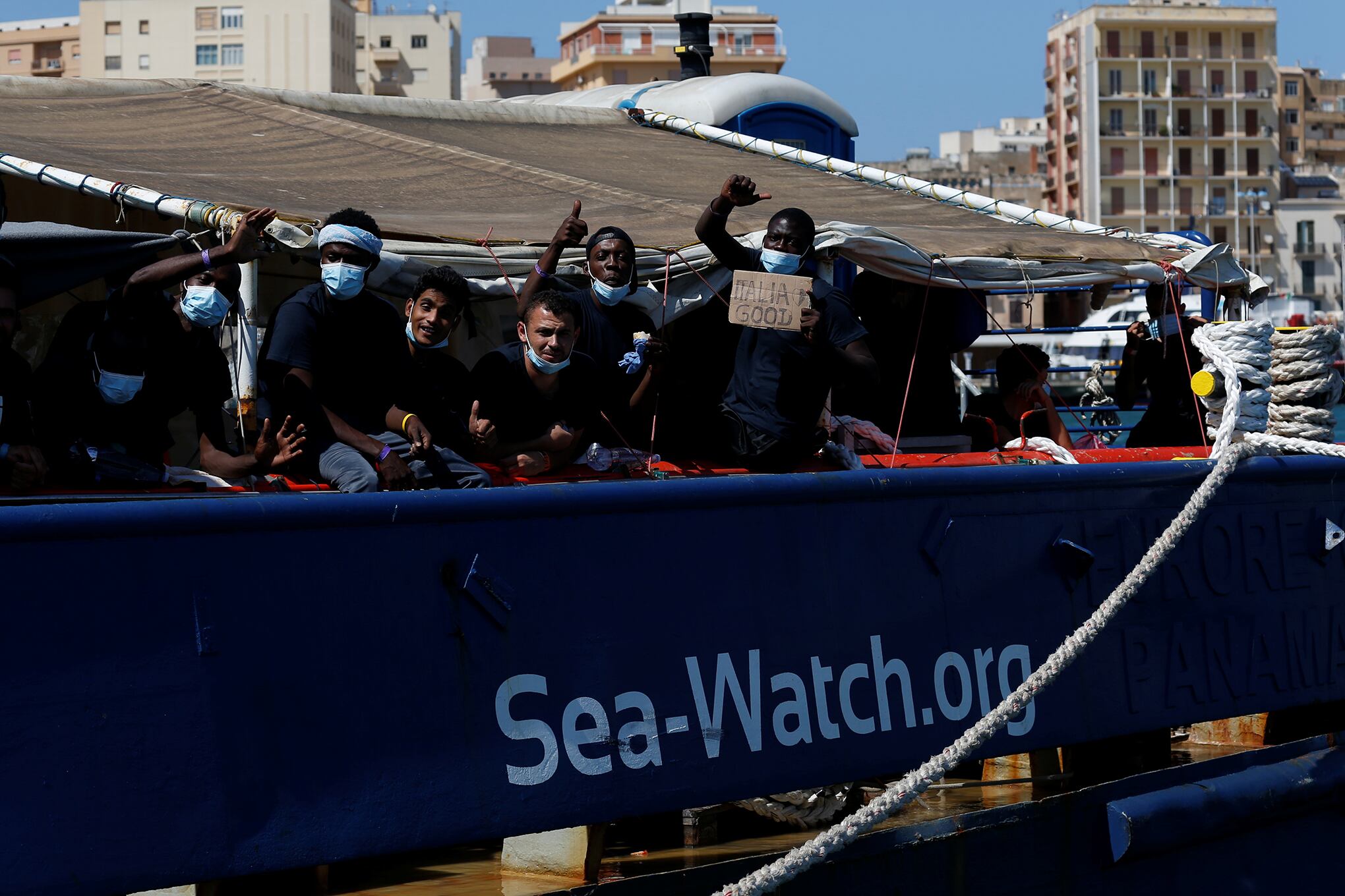 Último grupo de migrantes rescatados desembarque de la nave de rescate migrante Wee-Watch 3 en Sicilia