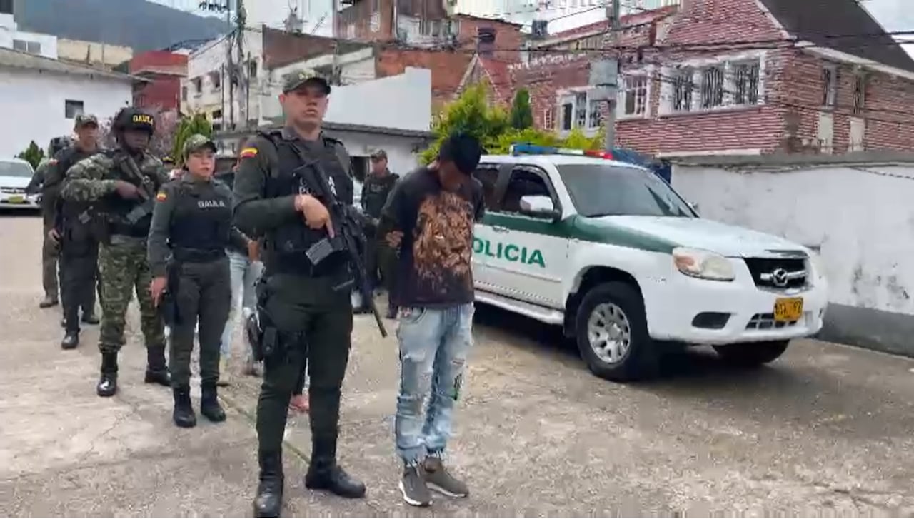 los capturados, se estarían haciendo pasar por integrantes del grupo armado organizado residual Jorge Suárez Briceño, y les habrían exigido una suma aproximada de dos millones de pesos a los habitantes de una vereda, al parecer a cambio de no atentar contra sus vidas.