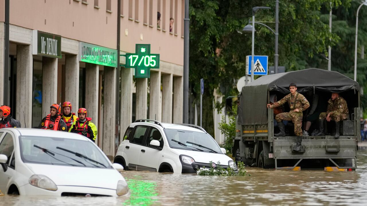 Más de 20.000 personas han sido evacuadas por unas lluvias que han desbordado más de una veintena de ríos y han provocado el bloqueo de unas 400 carreteras, informa la cadena Rai.
