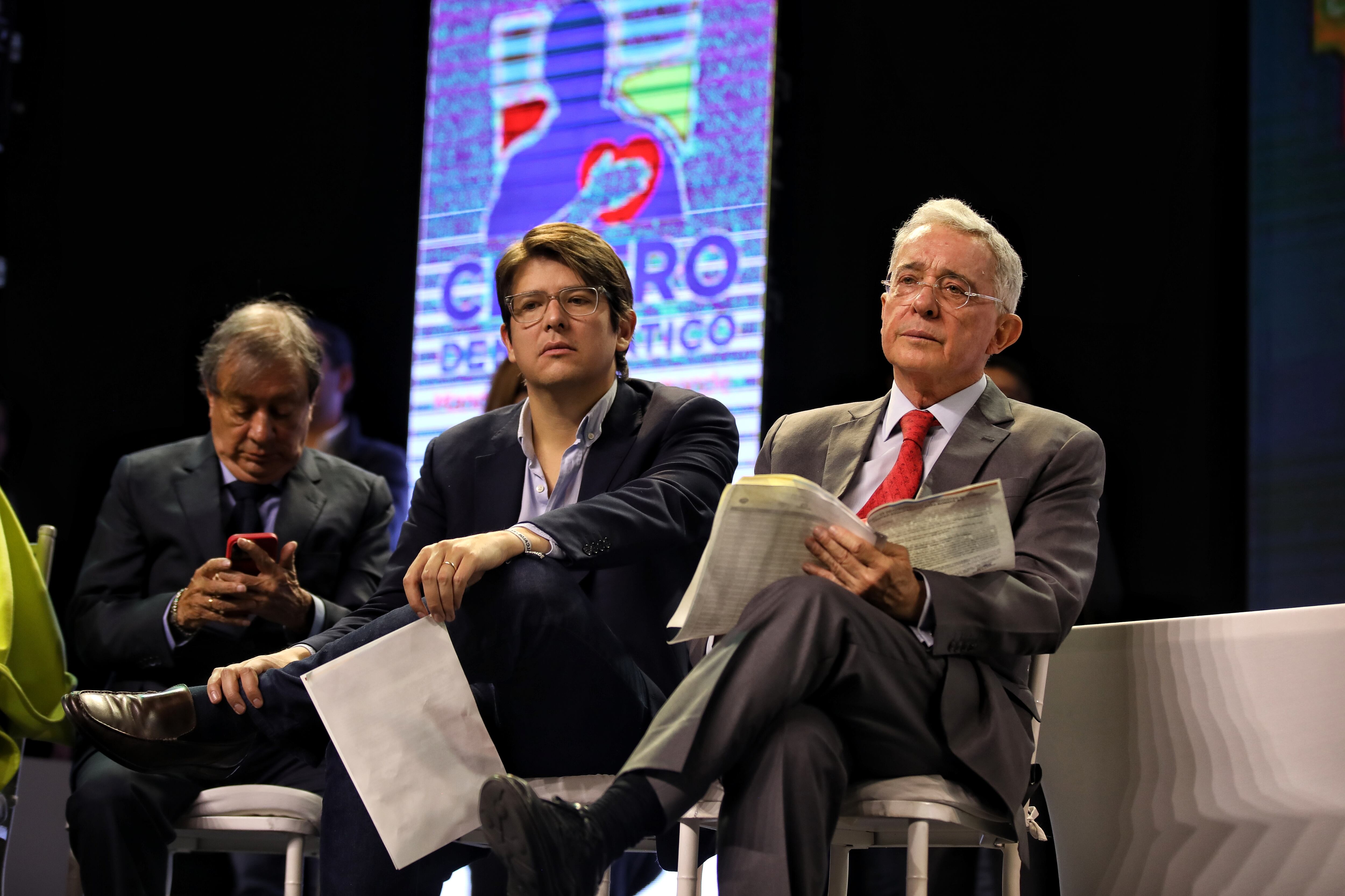 Mario Hernández, Miguel Uribe, Álvaro Uribe
