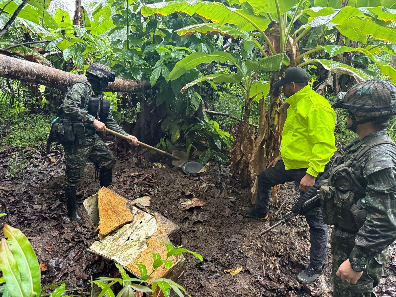 Uniformados en medio de la desactivación de explosivos en Nariño.