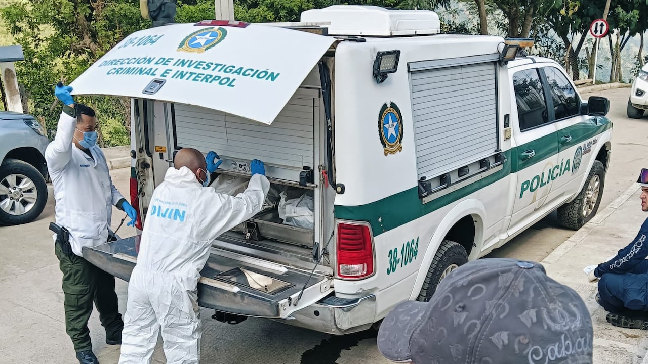 Las autoridades hallaron cuatro cuerpos en una carretera de Santa Fe de Antioquia. Gobernación vinculó el caso con la minería ilegal.