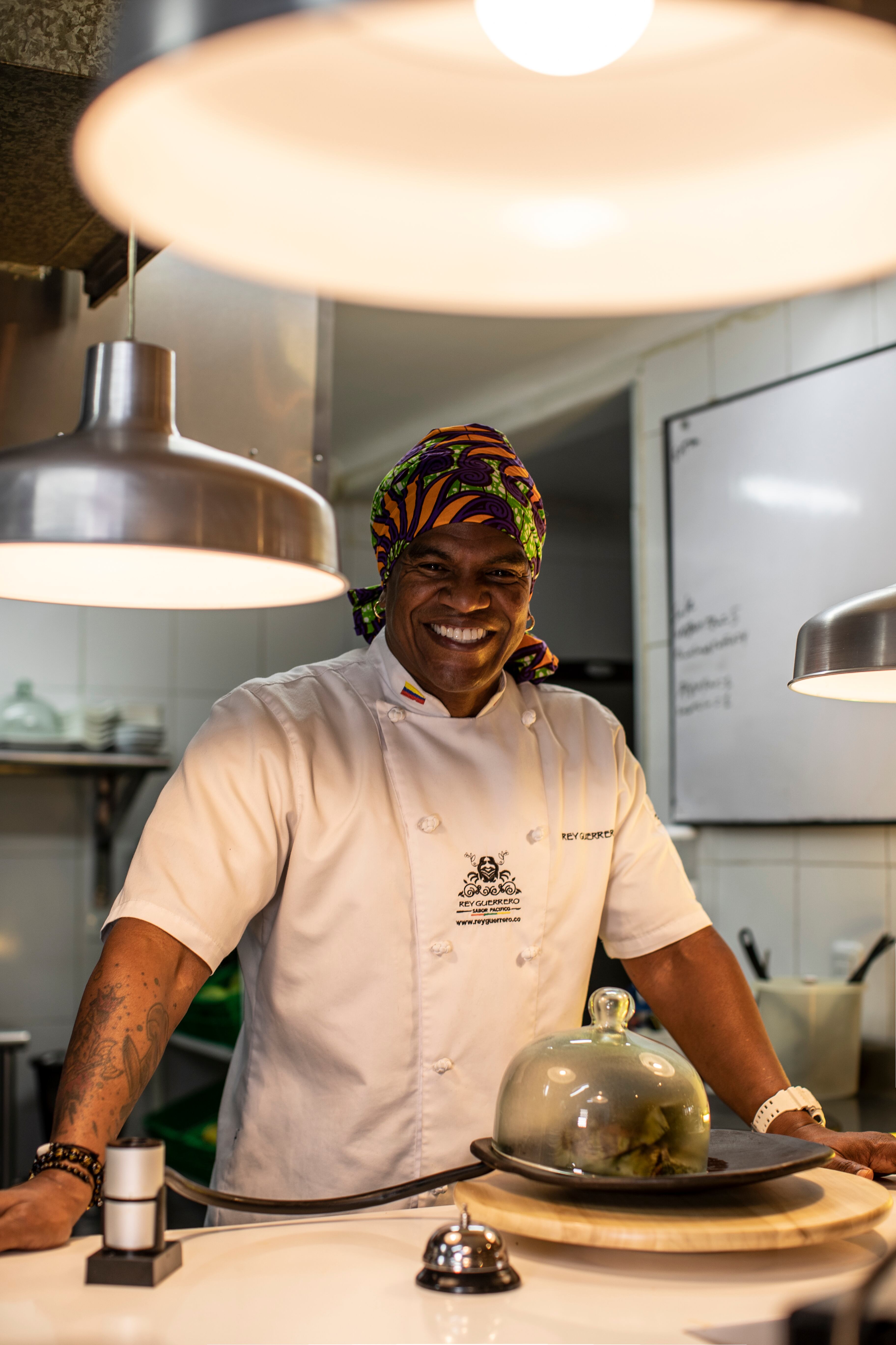 El chef afrocolombiano Rey Guerrero, fue el ganador del prestigioso Gourmand World Cookbook Award 2025 en la categoría de mejor libro de literatura y cultura gastronómica afroamericana del mundo con su obra “Sabores de Resistencia, la cocina de Rey Guerrero”.