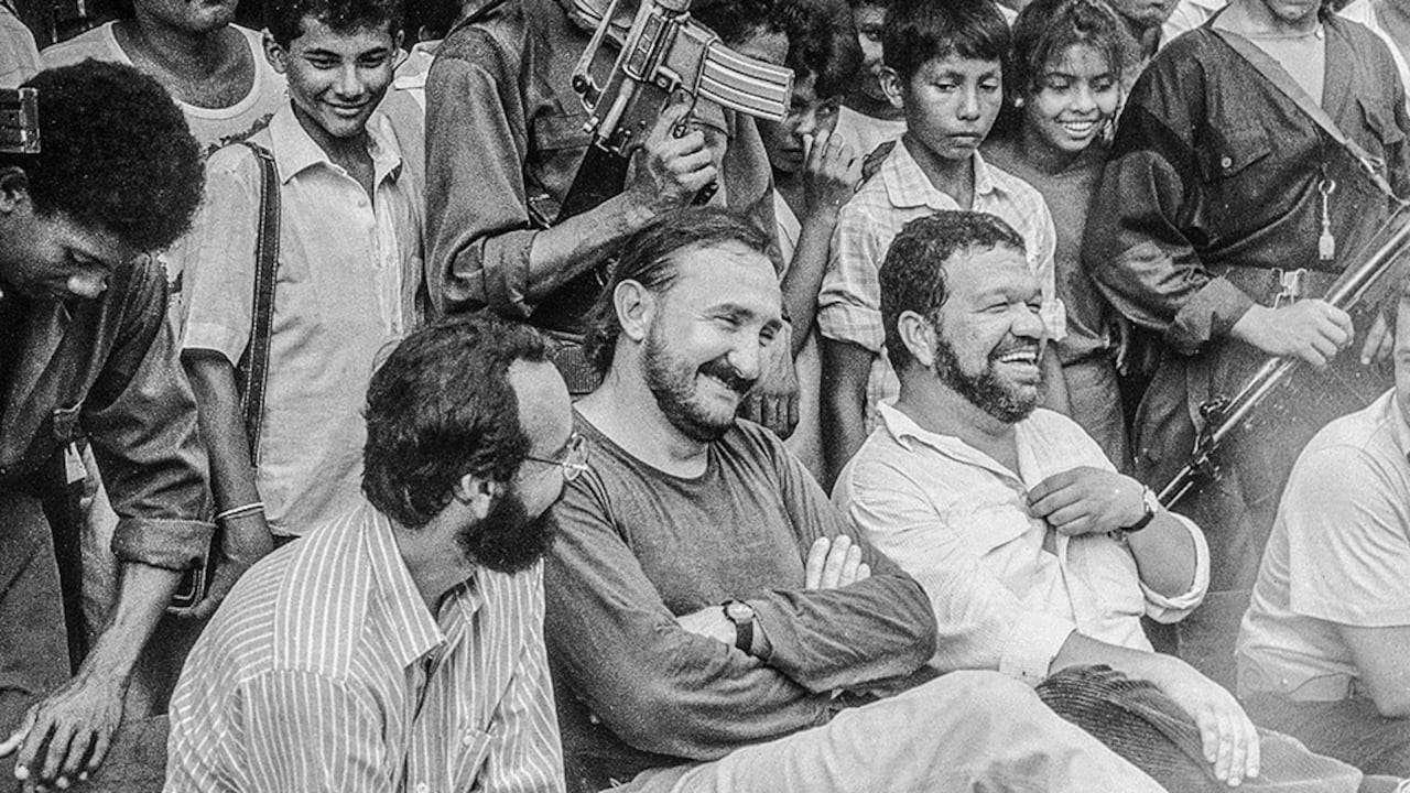 El EPL negoció la paz y se desmovilizó en 1991; muchos de sus miembros fueron asesinados. En la foto, Carlos Eduardo Jaramillo, Bernardo Gutiérrez (EPL) y Jesús A. Bejarano.