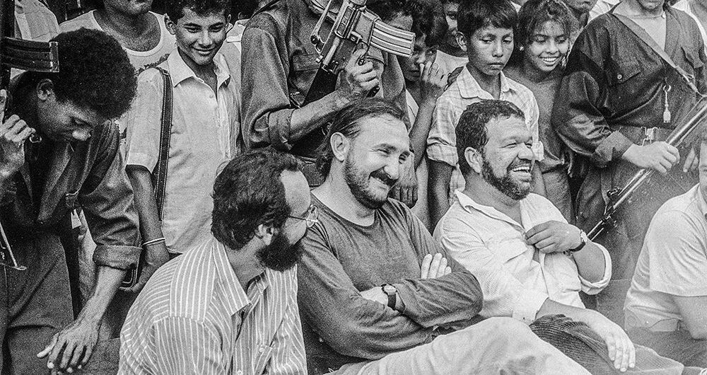  El EPL negoció la paz y se desmovilizó en 1991; muchos de sus miembros fueron asesinados. En la foto, Carlos Eduardo Jaramillo, Bernardo Gutiérrez (EPL) y Jesús A. Bejarano.