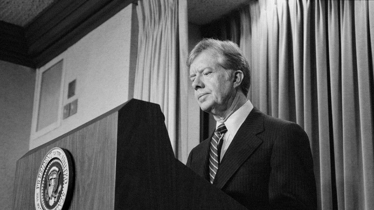 El presidente estadounidense Jimmy Carter anuncia nuevas sanciones contra Irán en represalia por la toma de rehenes estadounidenses, Washington, D.C., EE. UU., fotografía de Marion S. Trikosko, 7 de abril de 1980.