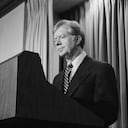 El presidente estadounidense Jimmy Carter anuncia nuevas sanciones contra Irán en represalia por la toma de rehenes estadounidenses, Washington, D.C., EE. UU., fotografía de Marion S. Trikosko, 7 de abril de 1980.
