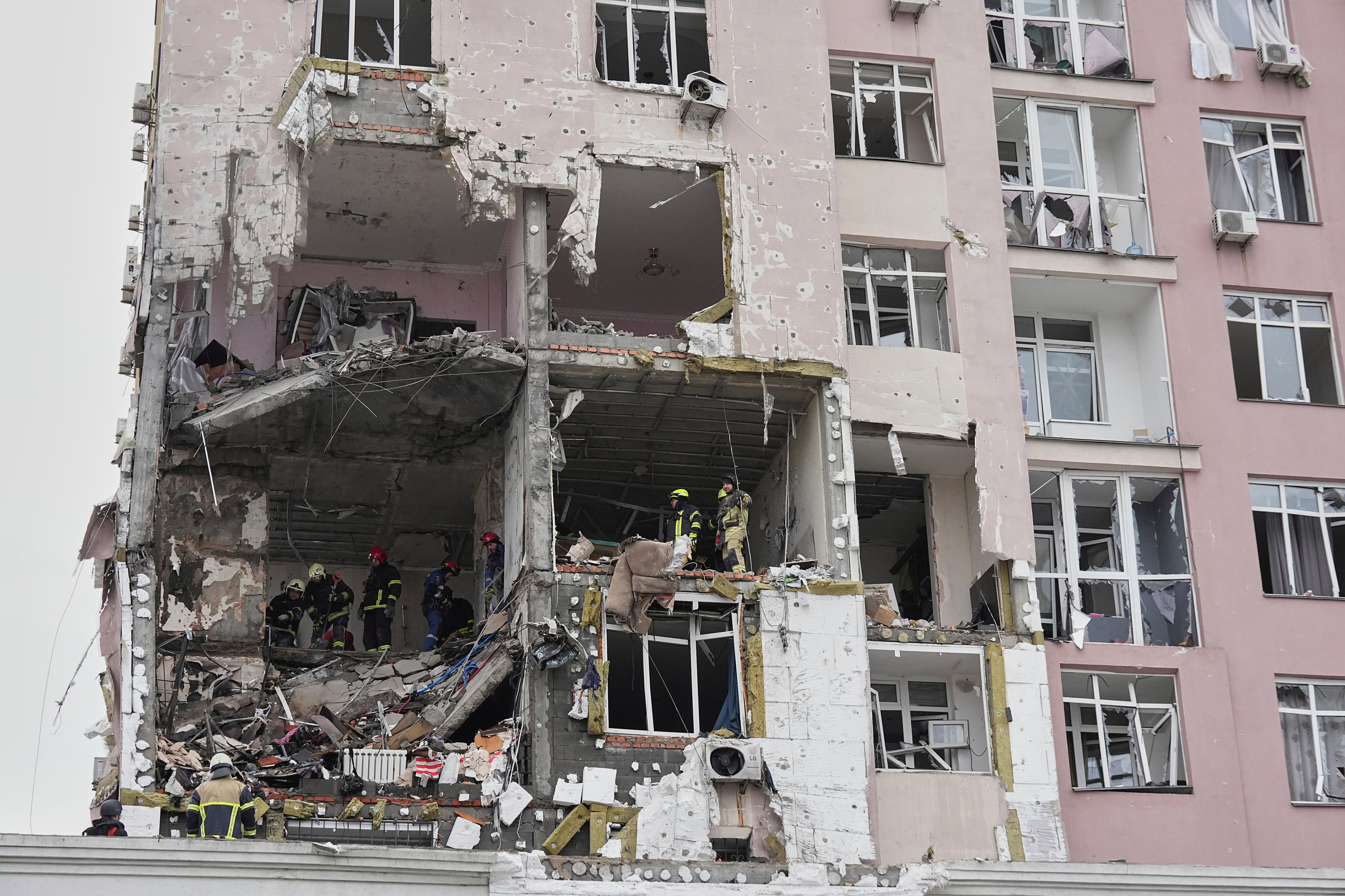 Los rescatistas retiran los escombros del tejado de un edificio de apartamentos dañado tras un ataque ruso en Kiev, Ucrania.
