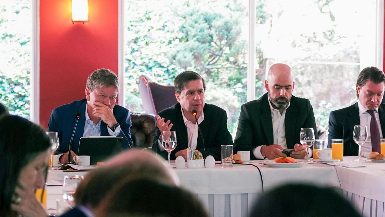 El ministro Juan Fernando Cristo junto con integrantes del Consejo Gremial. 16 de julio de 2024.