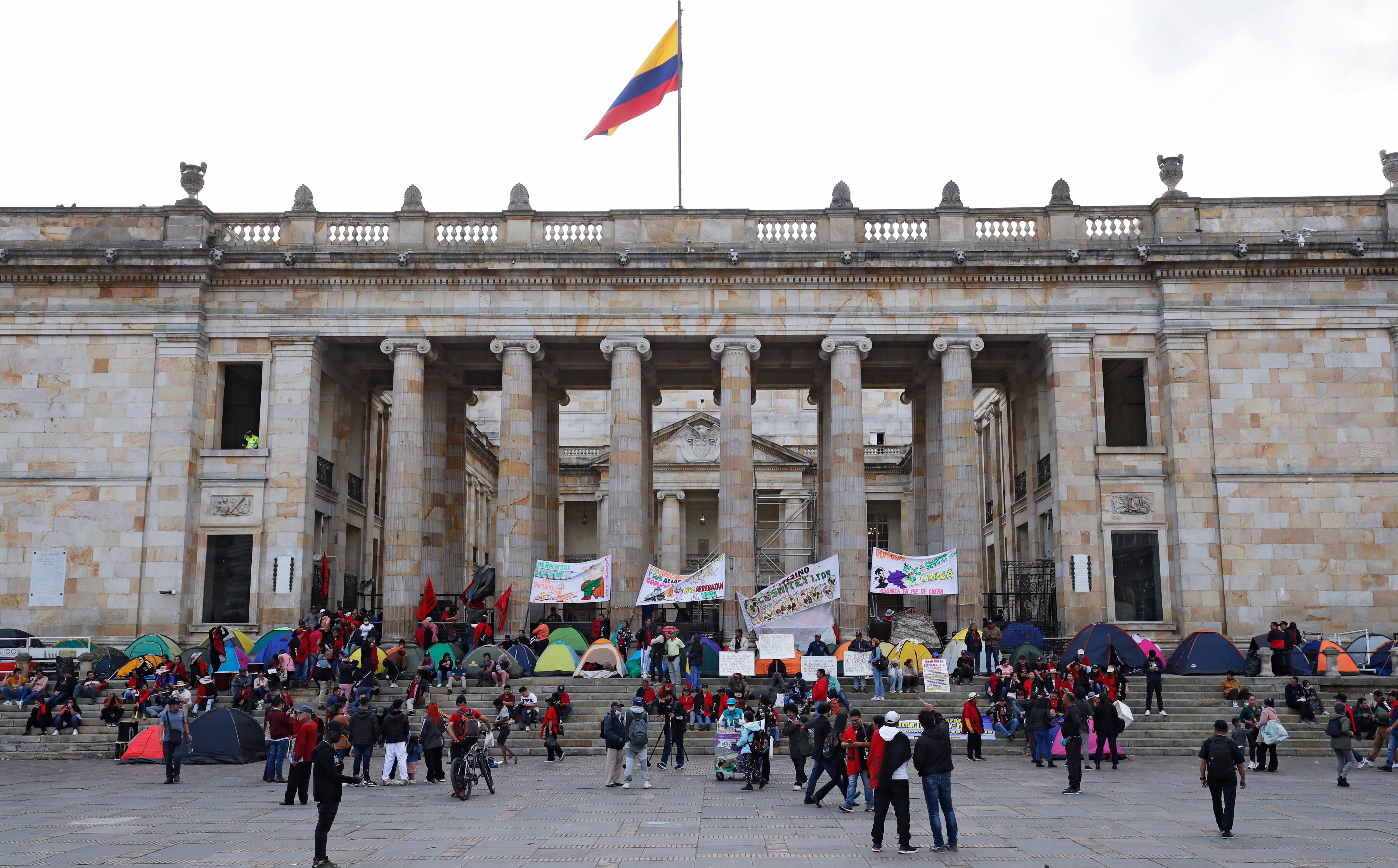 ASOINCA Indígenas y profesores provenientes del departamento del Cauca intentaron entrar a la fuerza al Congreso de la República  y se mantienen en la entrada del Congreso
Bogota feb 8 del 2023
Foto Guillermo Torres Reina / Semana