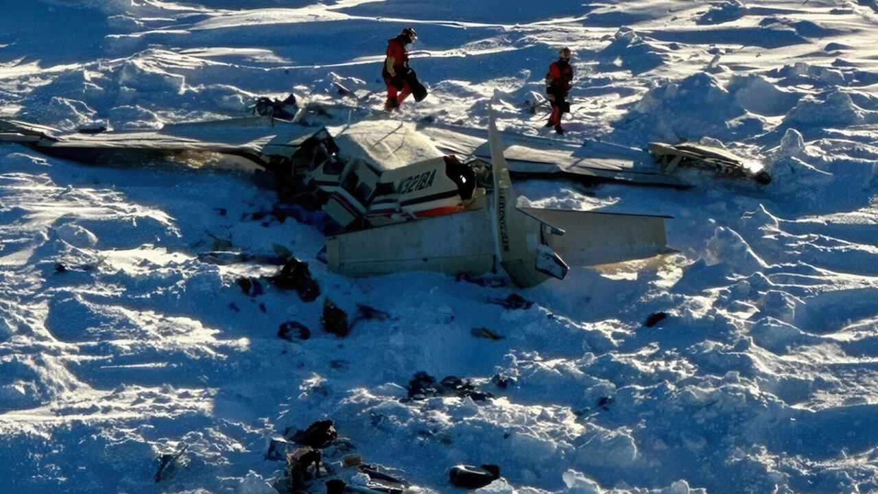 En esta imagen, distribuida por la Guardia Costera de Estados Unidos el 7 de febrero de 2025, se muestra una pequeña avioneta estrellada en el oeste de Alaska. (Guardia Costera de EEUU vía AP)