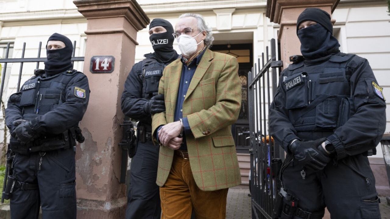 Las fuerzas especiales de la policía alemana detienen a Heinrich XIII Prinz Reuss después de registrar una casa en Frankfurt. El sospechoso es culpado de pertener a un grupo de extrema derecha que pretendía atacar el Parlamento alemán