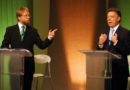 Antanas Mockus le pidió en 2010 a Juan Manuel Santos comprometerse a no subir impuestos, como él lo prometió. El exmandatario dijo que lo firmaría en mármol si era necesario, pero no lo cumplió.