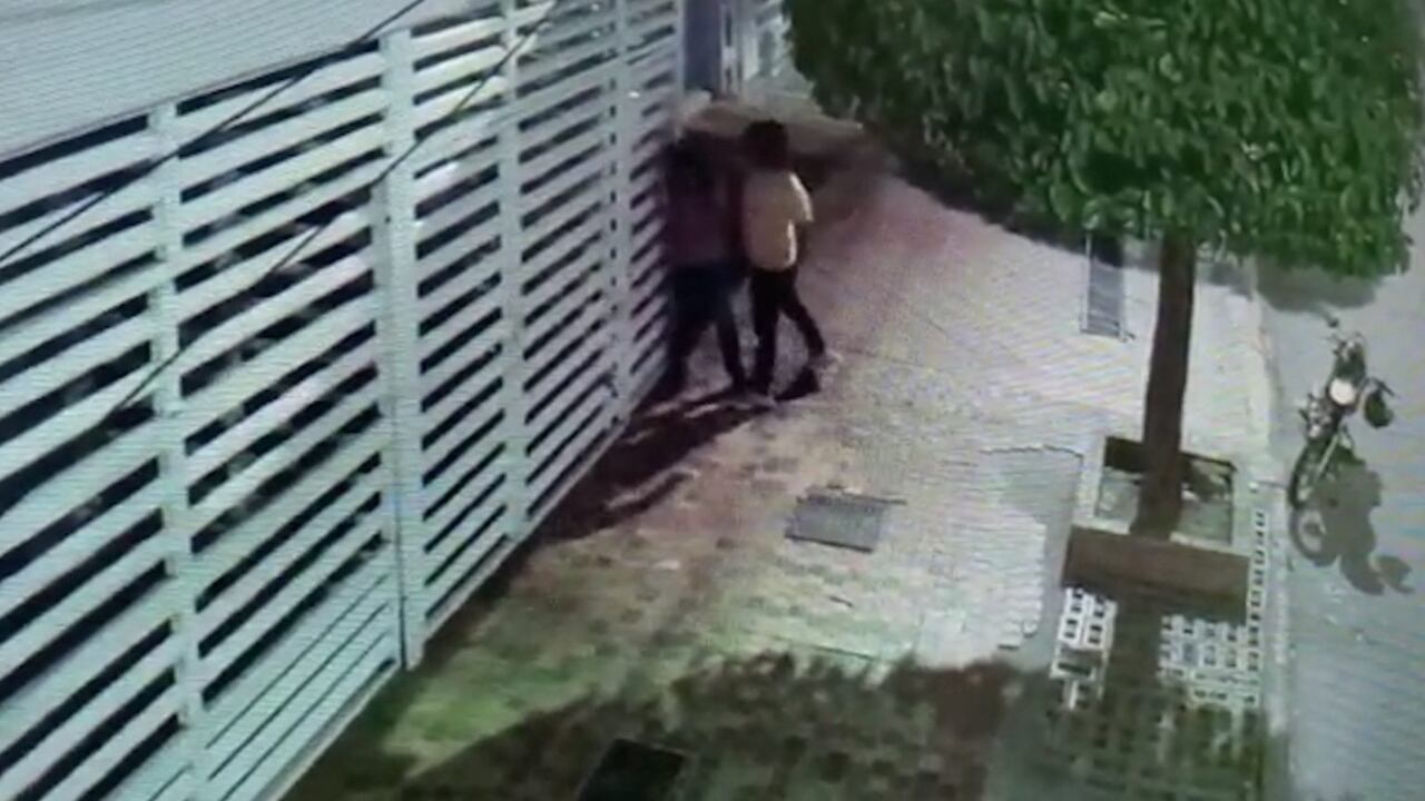 El joven recibió múltiples golpes en la cara.