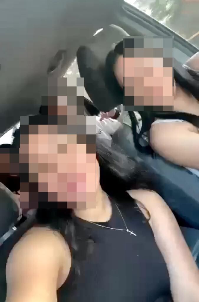 Las jóvenes grababan un video cantando una canción de reguetón cuando la conductora se descuidó y perdió el control