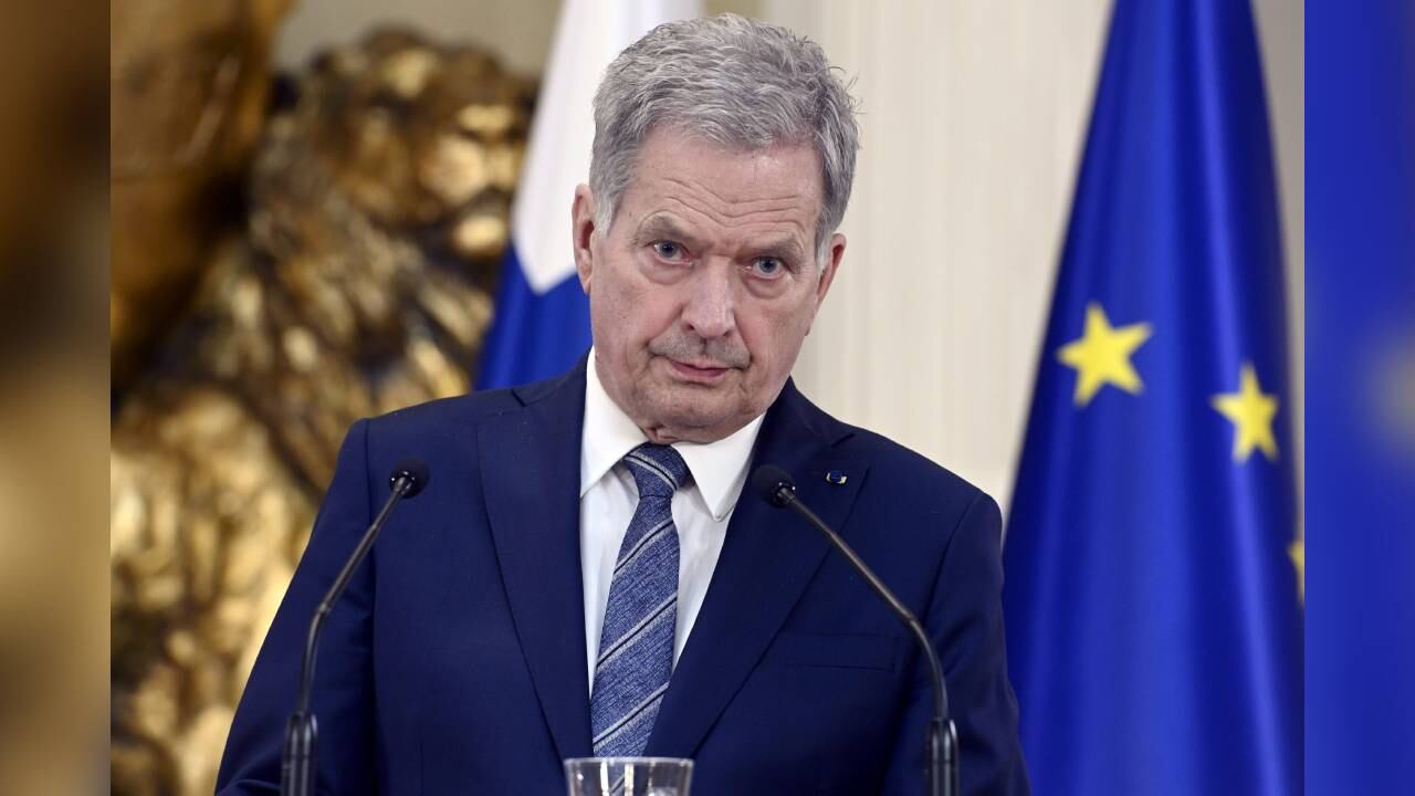 El presidente de Finlandia, Sauli Niinisto,  asiste a la conferencia de prensa sobre las decisiones de política de seguridad de Finlandia en el Palacio Presidencial en Helsinki. Foto: Heikki Saukkomaa/Lehtiuva  vía AP.