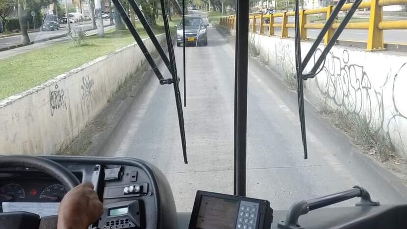 Vehículo invadió el carril del MIO de Cali en contravía; casi ocasiona una tragedia